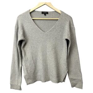 Guess Long Sleeve V Neck Waffle Sweater Size Medium